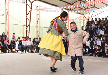 Conjunto Folclórico PUCV celebra Fiestas Patrias con la comunidad de la Escuela Gaspar Cabrales - Foto 1