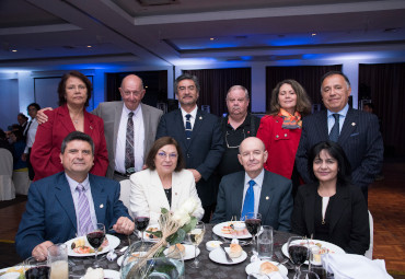 Ex alumnos celebran los 90 años de la PUCV en Cena Alumni - Foto 1