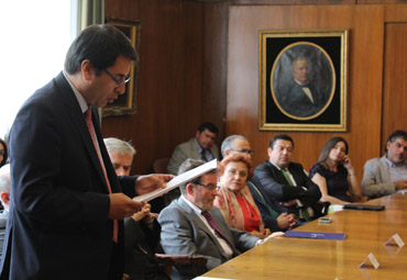 PUCV entrega grado de Doctor Scientiae et Honoris Causa a académico José Gimeno - Foto 1