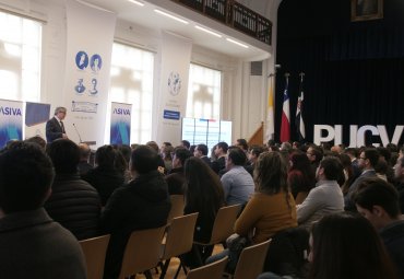 Ministro de Hacienda dicta charla magistral en la PUCV