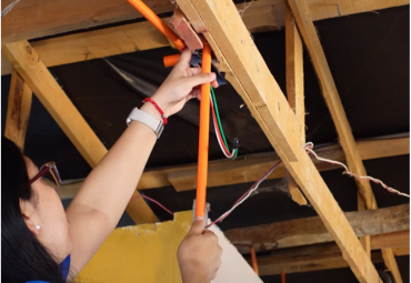 VIDEO: Voluntarios de Iluminando Chile proveen de energía eléctrica a casas de la Región de Valparaíso