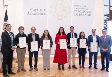 PUCV reconoce a sus nuevos profesores y profesoras titulares en solemne ceremonia