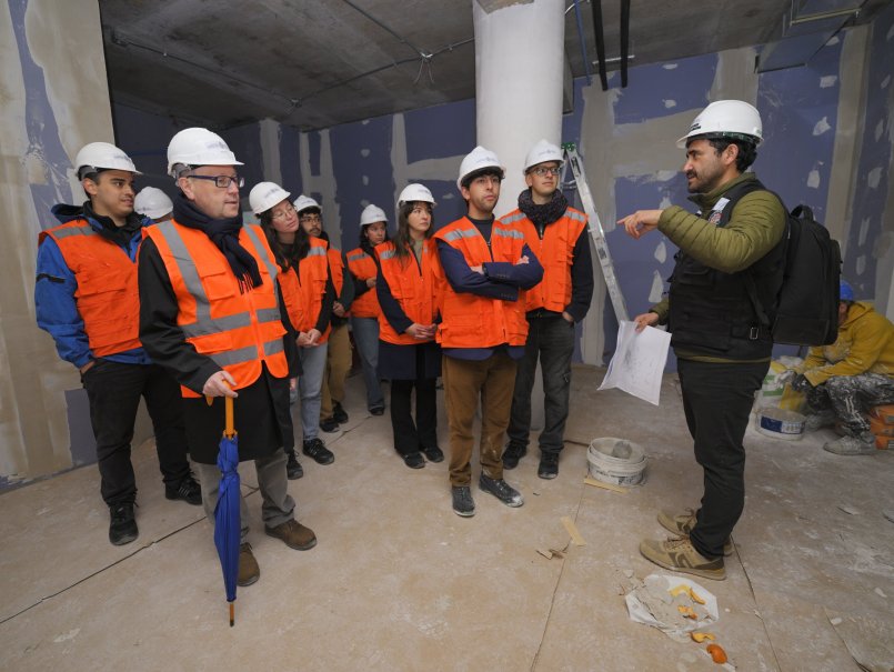 Autoridades y estudiantes visitan avances de obras de infraestructura PUCV