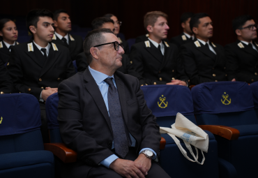 Donan libro "Filosofía y Teología del Cuerpo y Alma Uno" a la Escuela Naval