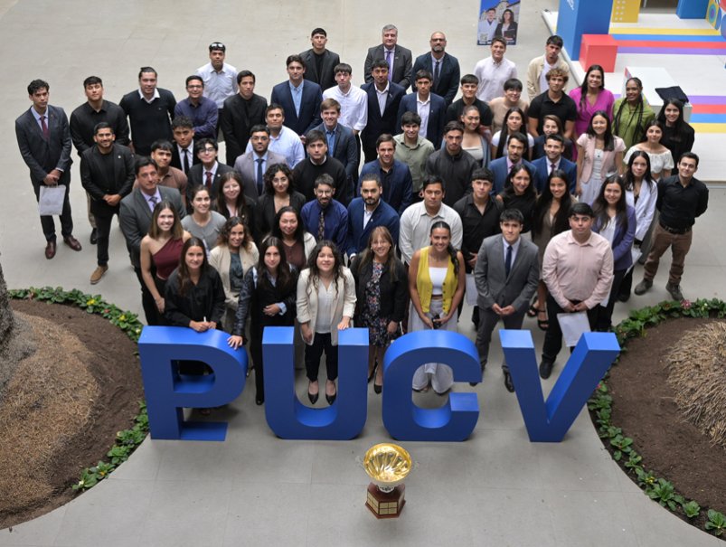 Estudiantes deportistas destacados reciben reconocimiento de la Universidad