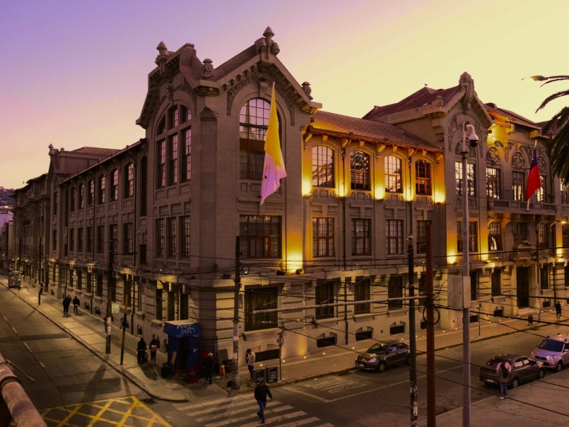 Universidad actualiza su aporte a la sociedad con la incorporación de 100 nuevos académicos y académicas