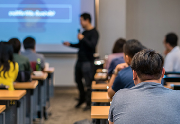 Investigación analiza los efectos psicoeducativos de la IA en estudiantes universitarios