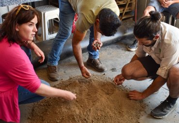 Centro Ceres impulsa la producción de bioinsumos junto a floricultores de Longotoma
