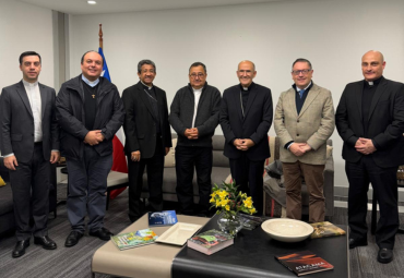Delegación PUCV recibe al Cardenal José Tolentino de Mendonça en su llegada a Chile