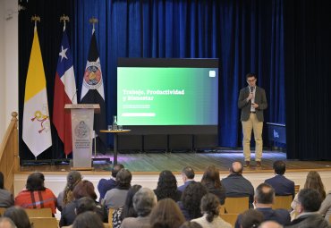 Universidad conmemoró Día del Trabajador con conferencia sobre productividad y bienestar