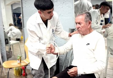 PUCV Social y Escuela de Kinesiología realizan exitoso operativo de salud para personas mayores
