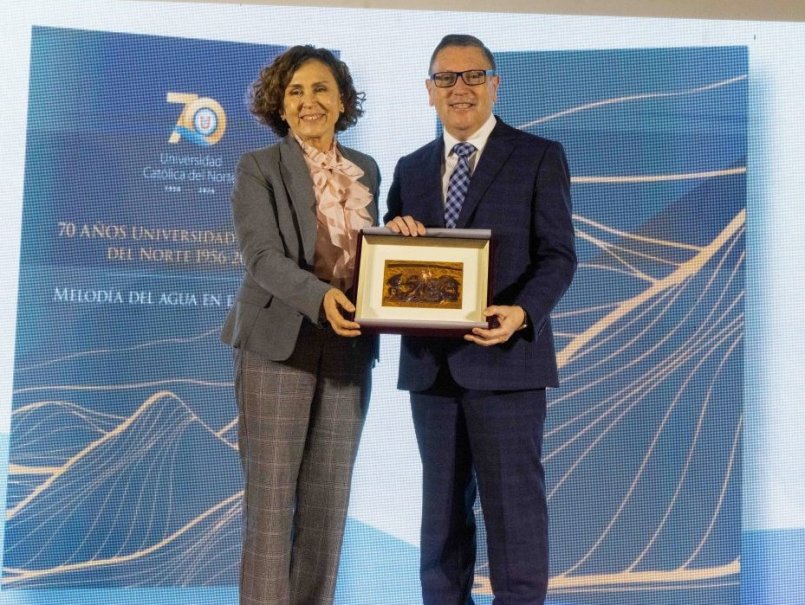 Rector Nelson Vásquez presentó libro conmemorativo por los 70 años de la Universidad Católica del Norte
