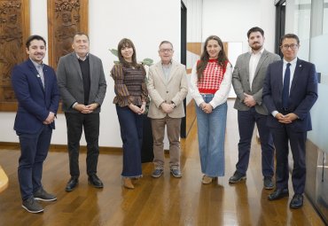 Alianza con Banco Itaú permitirá crear propedéutico para estudiantes de liceos técnico-profesionales