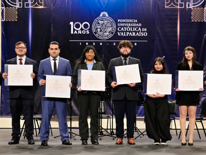 En Teatro Municipal de Viña del Mar se gradúa primera generación de estudiantes de Industria Creativa