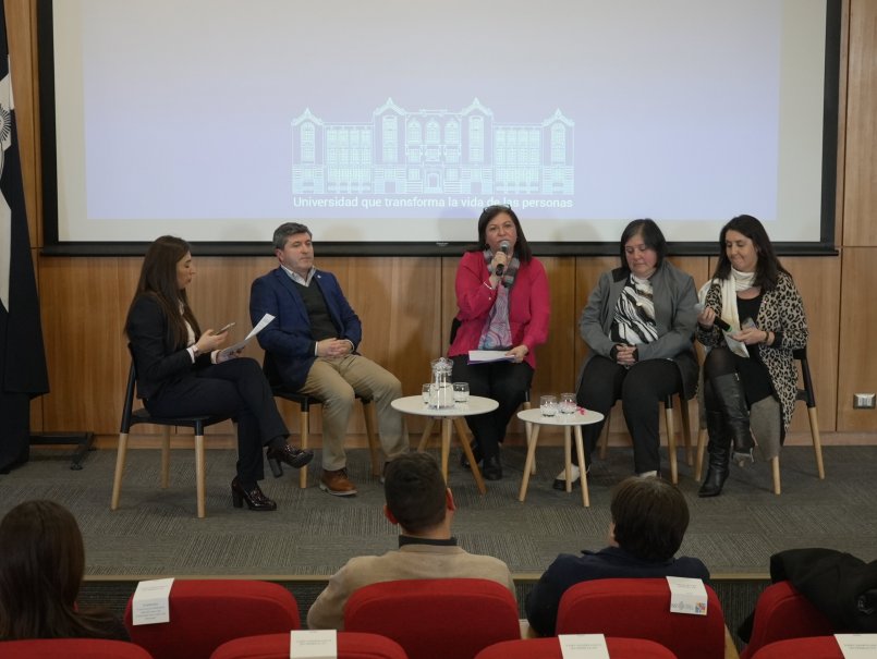 Realizan seminario que abordó las relaciones laborales como clave para el cuidado de las personas