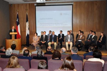 Ceremonia de distinción a profesores y profesoras que han obtenido jerarquía de titular durante el período 2012-2014