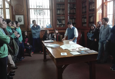 Estudiantes de la Escuela de Comercio visitan Fondo Histórico Patrimonial Eduardo Budge