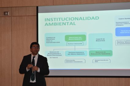 Ministro de Medio Ambiente participa como expositor en seminario de Escuela de Ingeniería Química