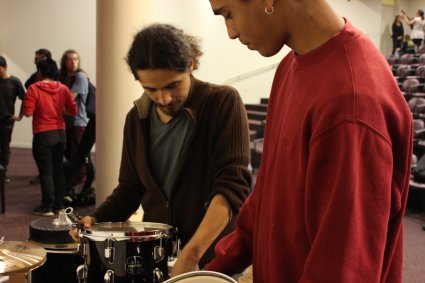 Nuevo coro y banda de la Facultad de Ingeniería PUCV realizó su primer ensayo abierto para estudiantes interesados en la música