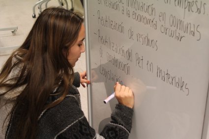 Con la participación de 35 estudiantes de primer año de distintas carreras de la FIN-PUCV se dio inicio al proyecto Ingeniería Circular