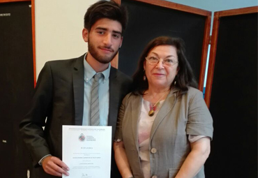 Estudiante de la Escuela de Comercio recibió Premio a la Excelencia Académica 2016