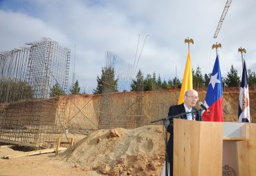 Bendicen y colocan primera piedra del nuevo edificio de la carrera de Tecnología Médica