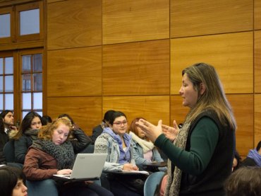 Profesora Ximena Lazo dicta conferencia sobre derecho ambiental y de contratación pública europeo