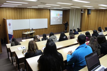 Gerente de la CRCP dicta charla a estudiantes de cuarto año de la carrera de Ingeniería Comercial PUCV