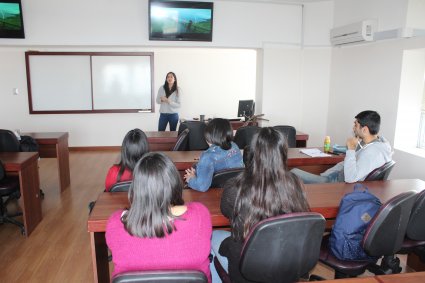 Alumnos participan en charla motivacional sobre intercambio estudiantil.