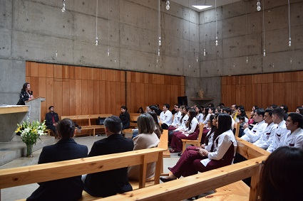 Estudiantes de Tecnología Médica reciben su especialidad en ceremonia de investidura