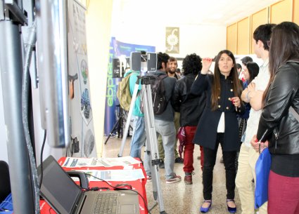 Estudiantes pudieron conocer lo que espera el mercado laboral de los egresados en 1ª. Feria Industrial de la Escuela de Ingeniería Mecánica