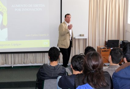 Estudiantes pudieron conocer lo que espera el mercado laboral de los egresados en 1ª. Feria Industrial de la Escuela de Ingeniería Mecánica