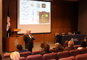 Científico ganador del Premio Príncipe de Asturias e inventor de la vacuna sintética contra la malaria visitó la PUCV