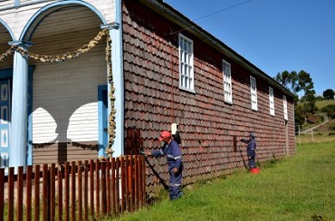 Desarrollo de nanotecnología busca solucionar el problema del plumavit en Chiloé