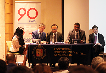 Derecho PUCV realiza seminario sobre contratos de larga duración en el CEA