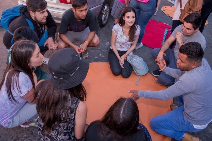 Estudiantes de la Escuela de Comercio PUCV organizaron Actividad Navideña con vecinos del Mercado Cardonal y Pasaje Talcahuano