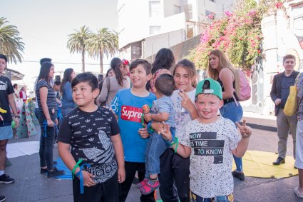 Estudiantes de la Escuela de Comercio PUCV organizaron Actividad Navideña con vecinos del Mercado Cardonal y Pasaje Talcahuano