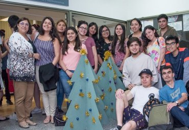 Estudiantes de la Escuela de Comercio PUCV organizaron Actividad Navideña con vecinos del Mercado Cardonal y Pasaje Talcahuano