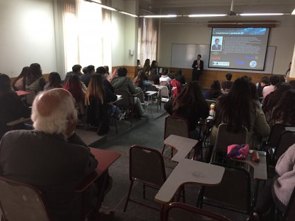 Charla sobre Motivación, Liderazgo y Trabajo en Equipo por representante de EY Chile