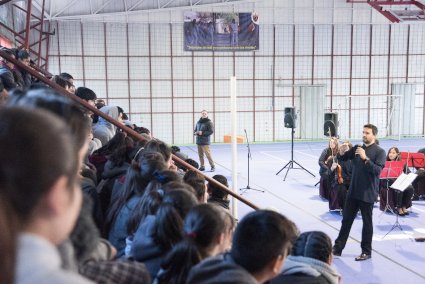 Colegio Santa Bárbara Reina de Casablanca recibió la visita de la Orquesta de Cámara PUCV para concierto educacional