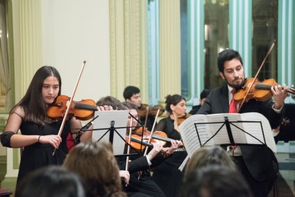 En Palacio Rioja Orquesta de Cámara PUCV realiza concierto junto al violinista Manuel Druminiski