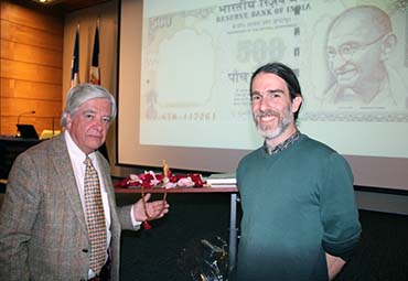 Clase magistral de Alan Meller conmemoró los 150 años del nacimiento de Mahatma Gandhi en CEA PUCV