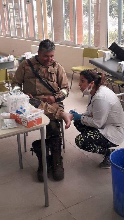 Profesores y alumnos de Tec. Médica prestan atención en incendio