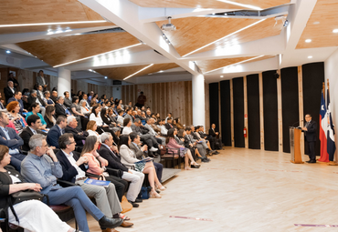 Profesores de Derecho PUCV reciben reconocimientos por excelencia docente y calidad de la investigación