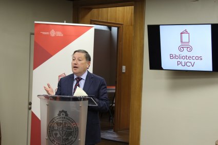 Profesor Jorge Precht dona libros de Doctrina Social de la Iglesia a la PUCV