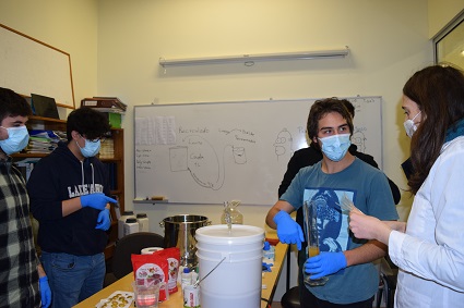 Alumnos de Bachillerato en ciencias hacen cerveza como parte de una clase