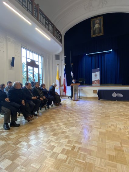 Profesor Héctor García Cataldo recibe medalla "Fides et Labor"