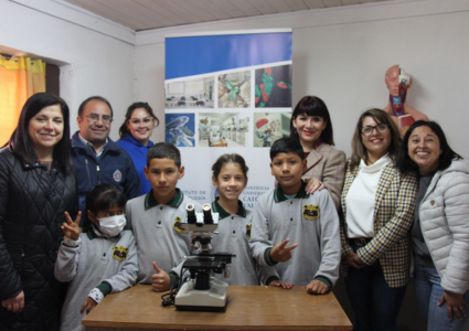 Instituto de Biología PUCV realiza importante donación a colegios de la Quinta Región