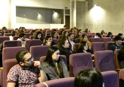 Instituto de Biología PUCV celebra aniversario junto al fascinante mundo de las abejas