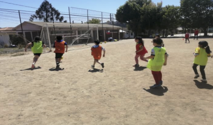 Estudiante lidera taller de fútbol gratuito para niños